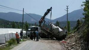 ÇAMELİ’DE SÜT KAMYONU DEVRİLDİ
