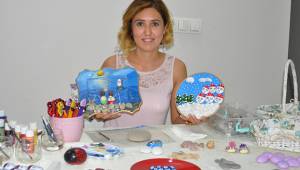 Denizden topladığı taşlarla harikalar yaratıyor