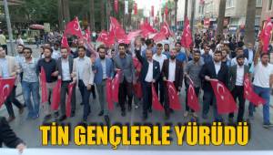 TİN GENÇLERLE YÜRÜDÜ
