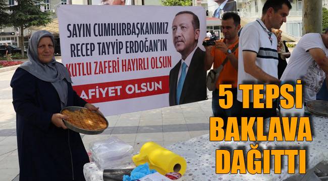 5 TEPSİ BAKLAVA DAĞITTI