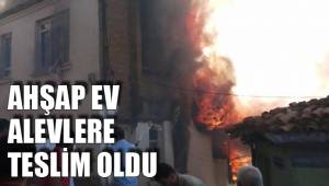 AHŞAP EV ALEVLERE TESLİM OLDU