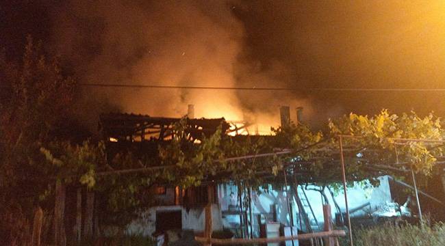 Ahşap ev küle döndü