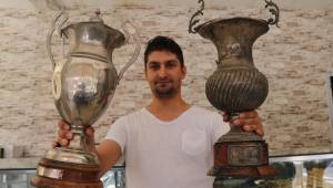 FIKRA GİBİ! DENİZLİSPOR'UN KUPALARI SAKSI OLDU.