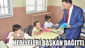HEDİYELERİ BAŞKAN DAĞITTI