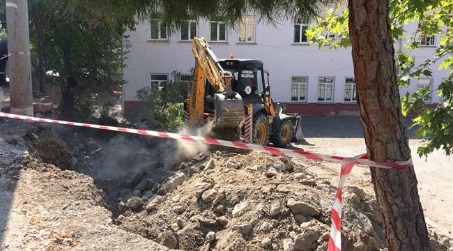 OKUL DUVARI YENİDEN YAPILIYOR