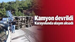 Kamyon devrildi, karayolunda ulaşım aksadı