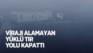 VİRAJI ALAMAYAN YÜKLÜ TIR YOLU KAPATTI
