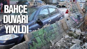 Denizli'de bahçe duvarı araçların üzerine yıkıldı