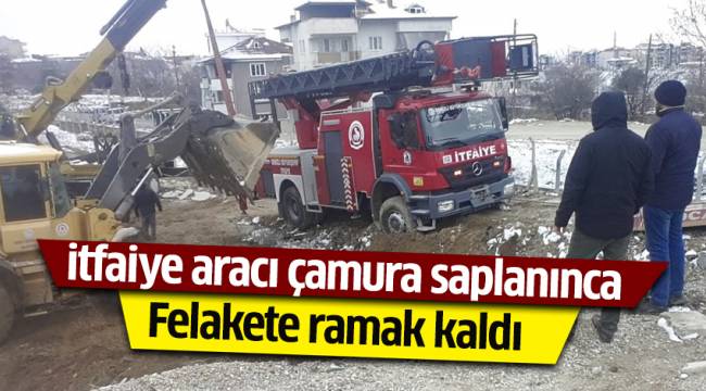 Yangını bırakıp çamura sağlanan itfaiye aracını çıkarmak için uğraştılar