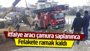 Yangını bırakıp çamura sağlanan itfaiye aracını çıkarmak için uğraştılar