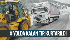 YOLDA KALAN TIR KURTARILDI