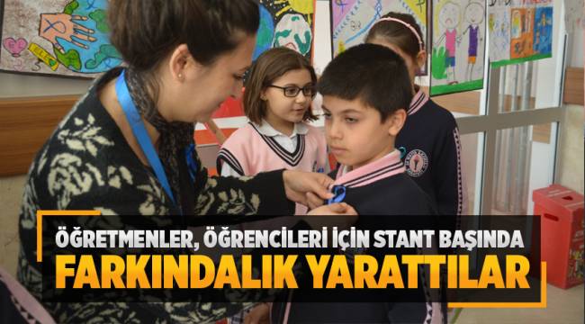 ÖĞRETMENLER, ÖĞRENCİLERİ İÇİN STANT BAŞINDA