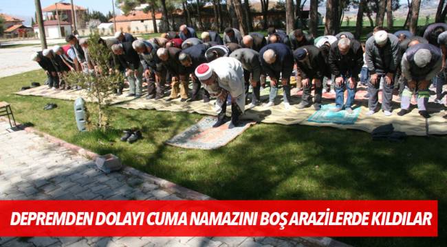 DEPREMDEN DOLAYI NAMAZLARI BOŞ ARAZİLERDE KILDILAR