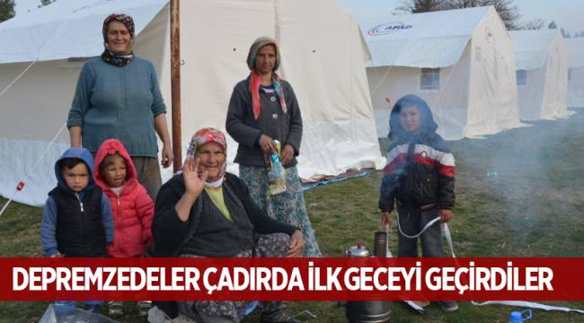 DEPREMZEDELER ÇADIRLARINDA İLK GECEYİ GEÇİRDİ