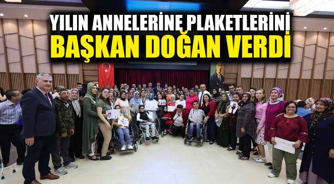 YILIN ANNELERİNE PLAKETLERİNİ BAŞKAN DOĞAN VERDİ
