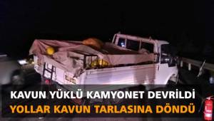 Kavun yüklü kamyonet devrildi