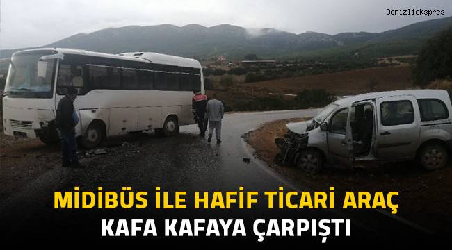 Midibüs ile hafif ticari araç kafa kafaya çarpıştı