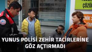 Erkek şahıslar ile kadın zehir taciri arasında cami önünde uyuşturucu trafiği