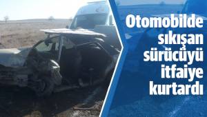 Hurdaya dönen otomobilde sıkışan sürücüyü itfaiye kurtardı