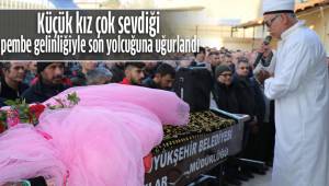 Küçük kız çok sevdiği pembe gelinliğiyle son yolcuğuna uğurlandı