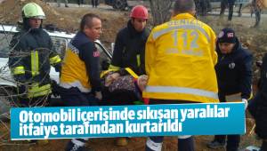 Otomobil içerisinde sıkışan yaralılar itfaiye tarafından kurtarıldı