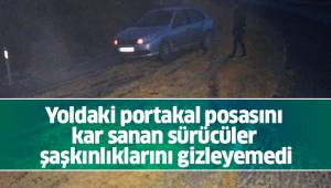 Yoldaki portakal posasını kar sanan sürücüler şaşkınlıklarını gizleyemedi
