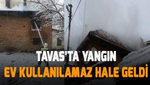 2 katlı ahşap ev yangın sonrası kullanılamaz hale geldi