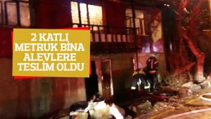 2 katlı metruk bina alevlere teslim oldu