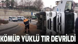 Devrilen tır sürücüsü şans eseri kazayı yarı almadan atlattı
