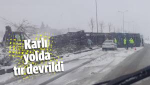 Karlı yolda tır devrildi