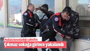 Polisin kovaladığı şahıslar, çıkmaz sokağa girince yakalandı