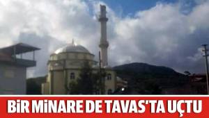 Şiddetli rüzgar cami minaresini devirdi