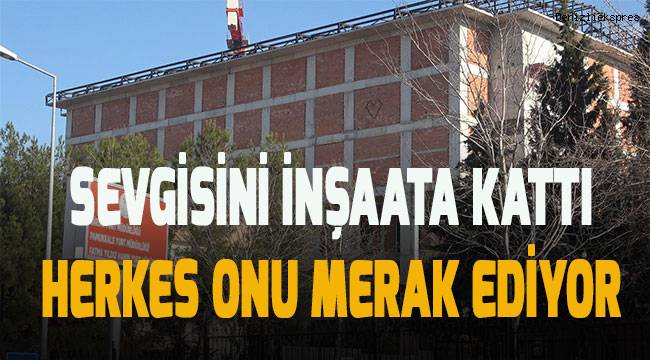 Tuğlalar ile kalp çizerek duvarları ördü