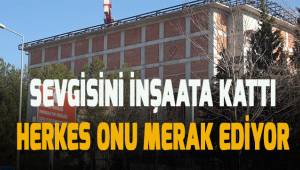 Tuğlalar ile kalp çizerek duvarları ördü