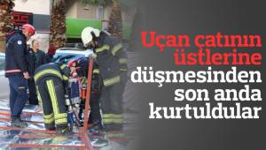 Uçan çatının üstlerine düşmesinden son anda kurtuldular