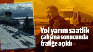 Yol yarım saatlik çalışma sonucunda trafiğe açıldı
