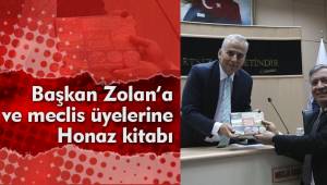 Başkan Zolan’a ve meclis üyelerine Honaz kitabı