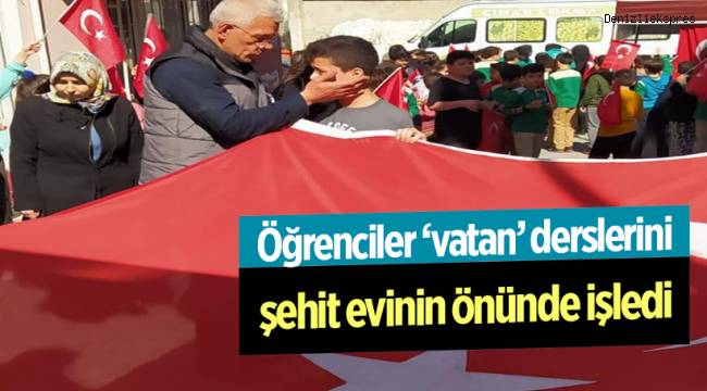 Bazı öğrenciler derste ağlayıp şehidin babasına sarıldı