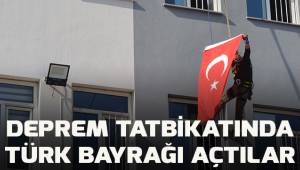 Deprem tatbikatında halatla çatıdan inerken Türk bayrağı açtılar