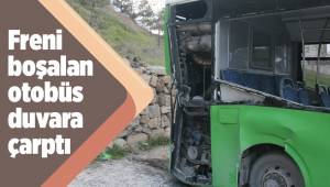 Freni boşalan otobüs geri geri giderek duvara çarptı
