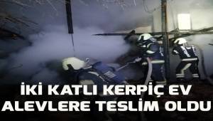 iki katlı kerpiç ev yangında alevlere teslim oldu