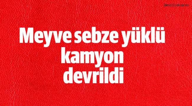 Meyve sebze yüklü kamyon devrildi