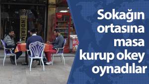 Sokağın ortasına masa kurup okey oynadılar