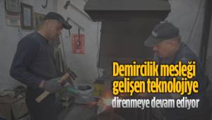 Baba ve oğlu unutulmaya yüz tutan demirciliği devam ettirmeye çalışıyor