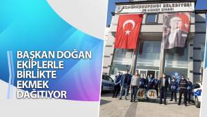 BAŞKAN DOĞAN EKİPLERLE BİRLİKTE EKMEK DAĞITIYOR
