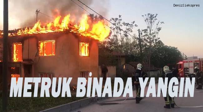 Denizli'de 2 katlı metruk bina ev alev alev yandı
