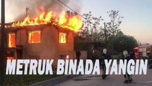 Denizli'de 2 katlı metruk bina ev alev alev yandı