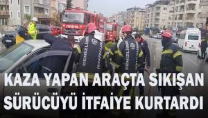 Kaza yapan araçta sıkışan sürücüyü itfaiye kurtardı