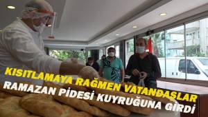 Kısıtlamaya rağmen vatandaşlar Ramazan pidesi kuyruğuna girdi.