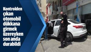 Kontrolden çıkan otomobil dükkana girmek üzereyken son anda durabildi